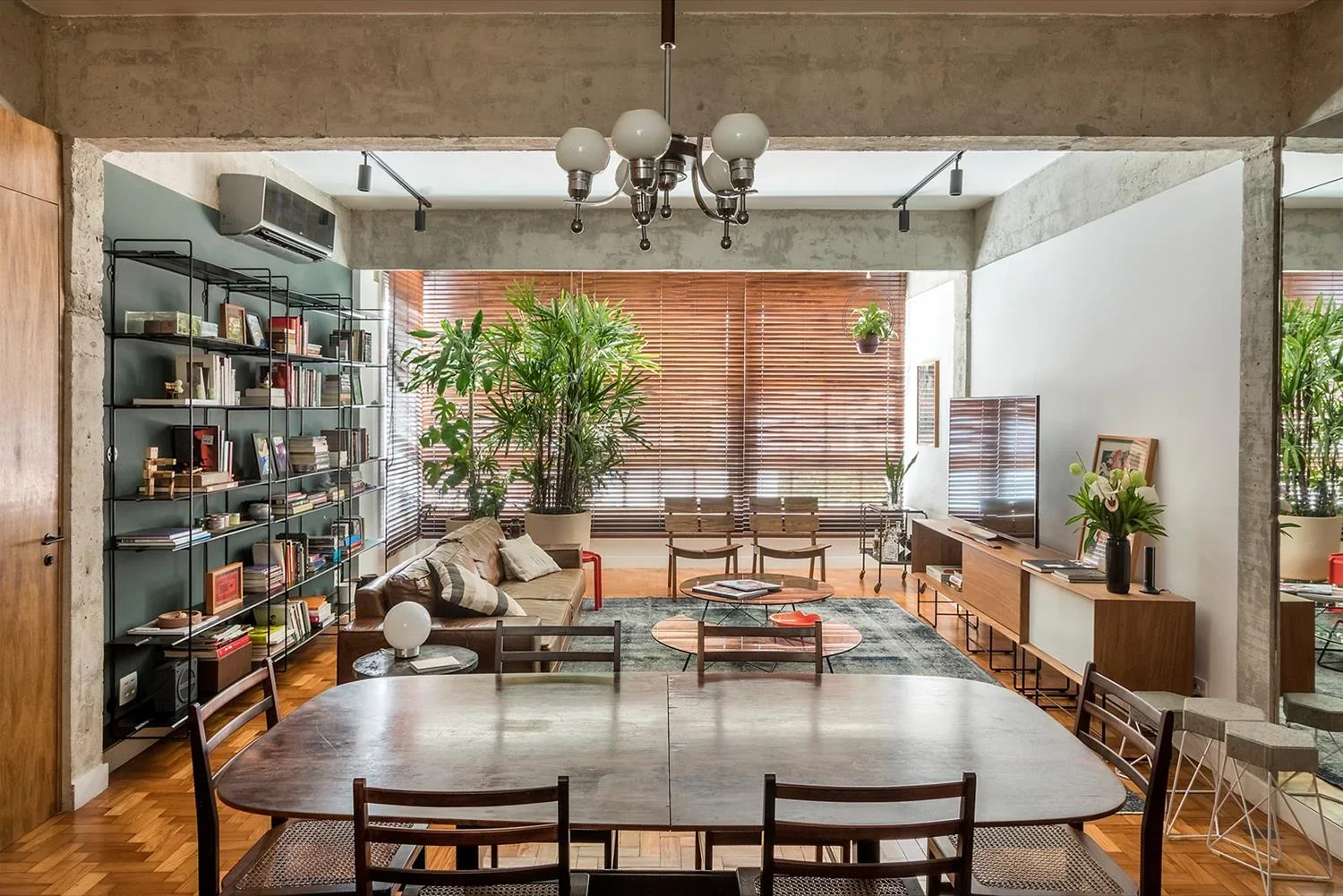 Residential interior featured on the Razo Engenharia website